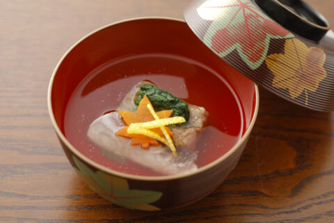 椀物・焼胡桃豆腐と紅葉鯛の潮汁仕立て